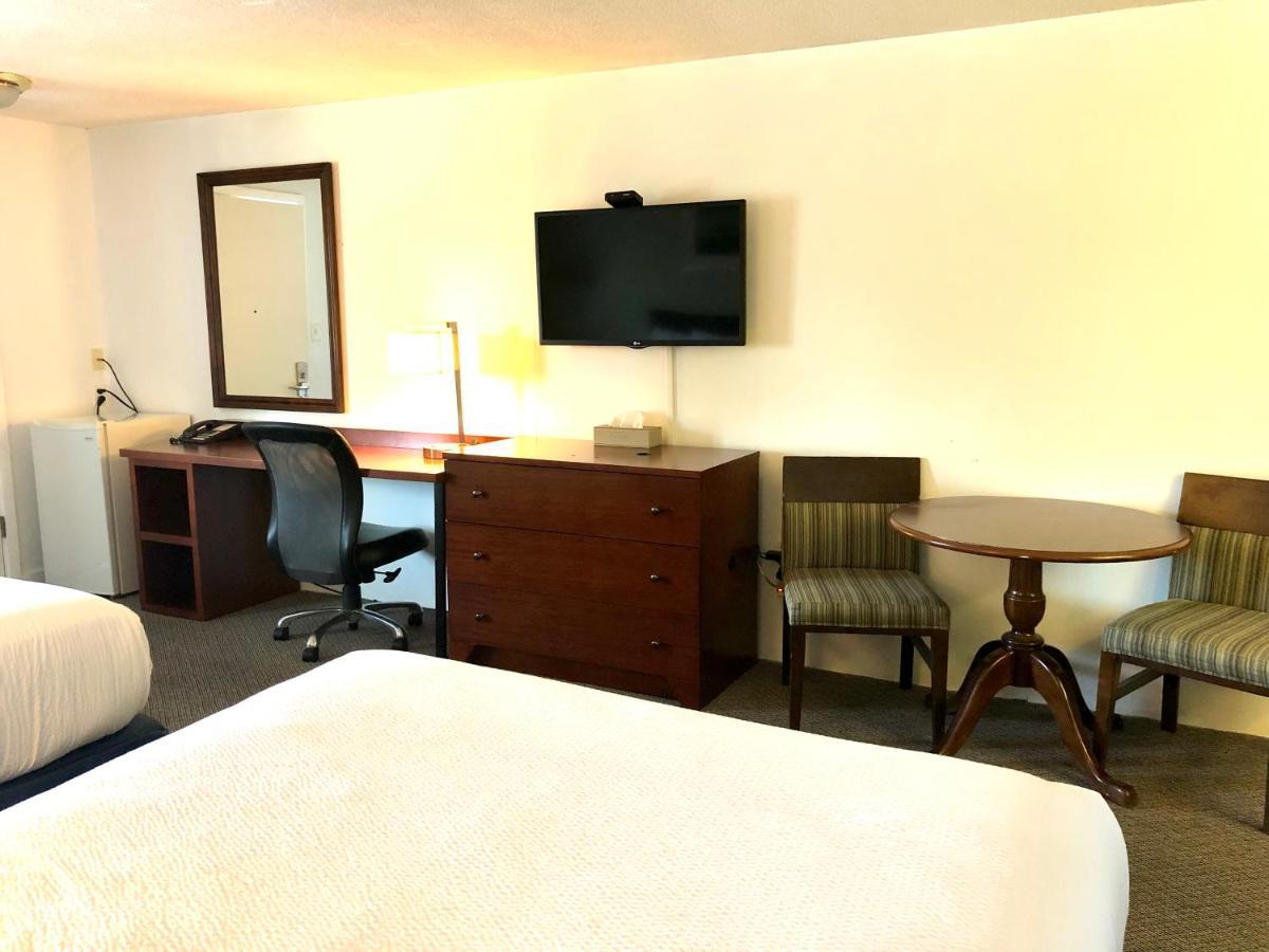 Guestlodge West Dennis Bagian luar foto