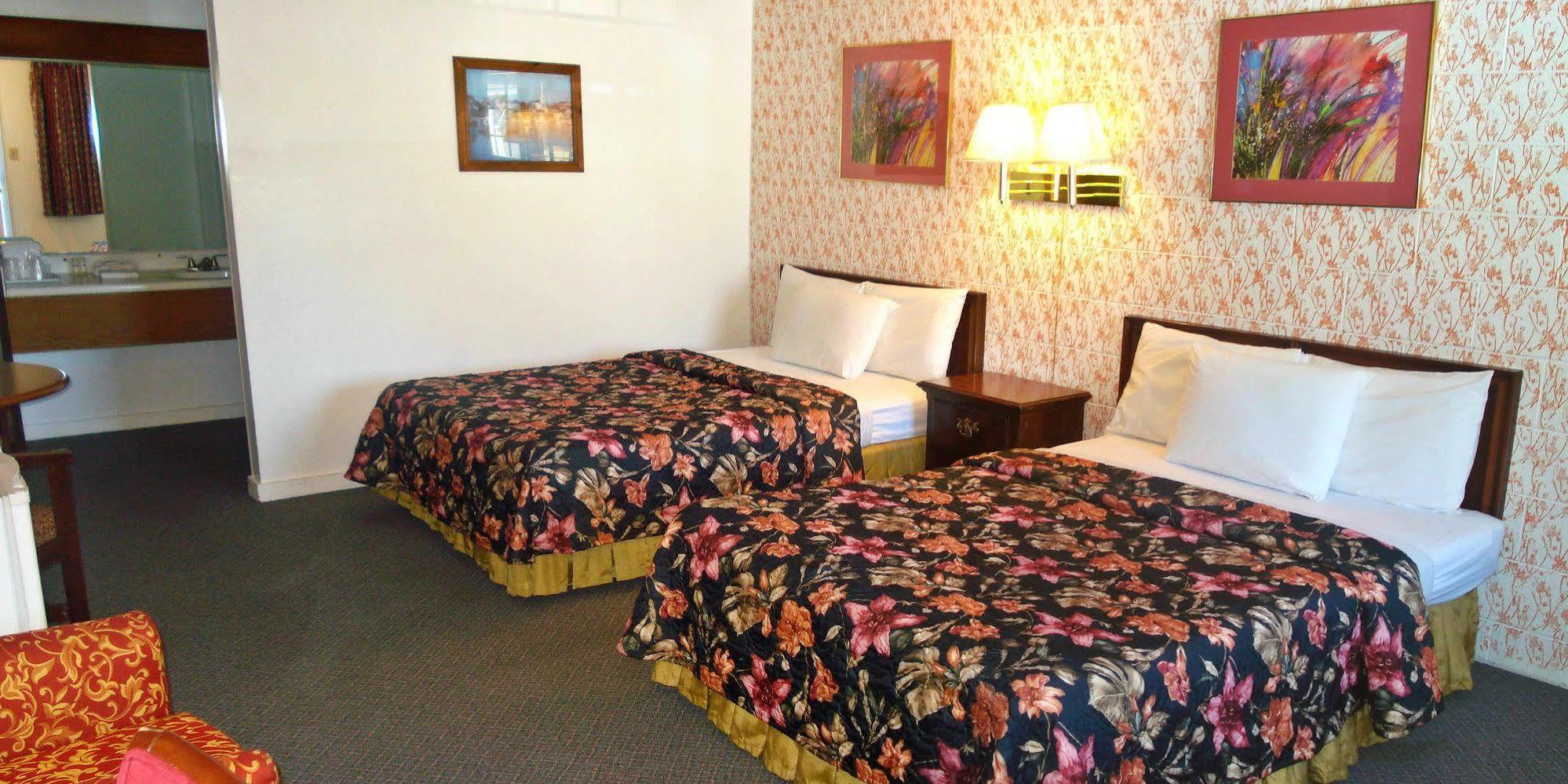 Guestlodge West Dennis Bagian luar foto