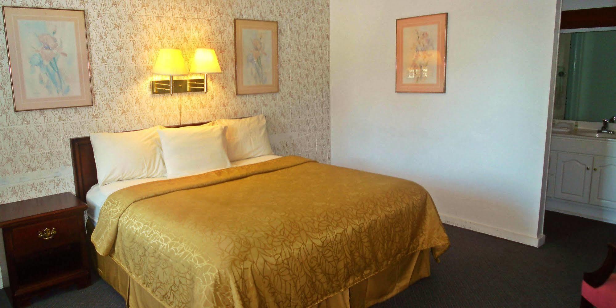 Guestlodge West Dennis Bagian luar foto