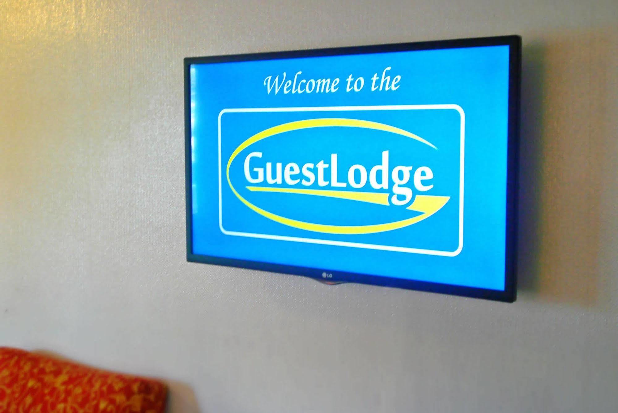 Guestlodge West Dennis Bagian luar foto