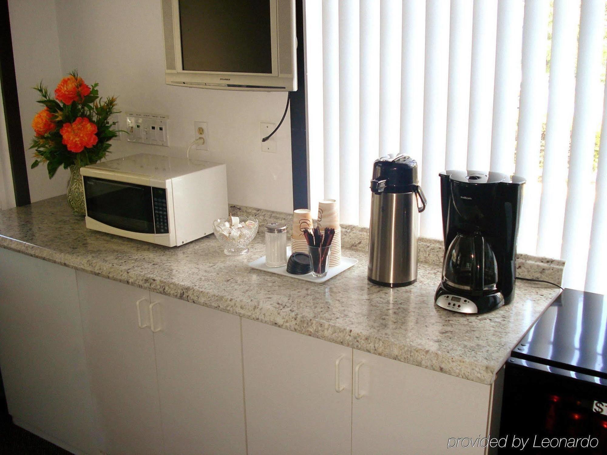 Guestlodge West Dennis Bagian luar foto